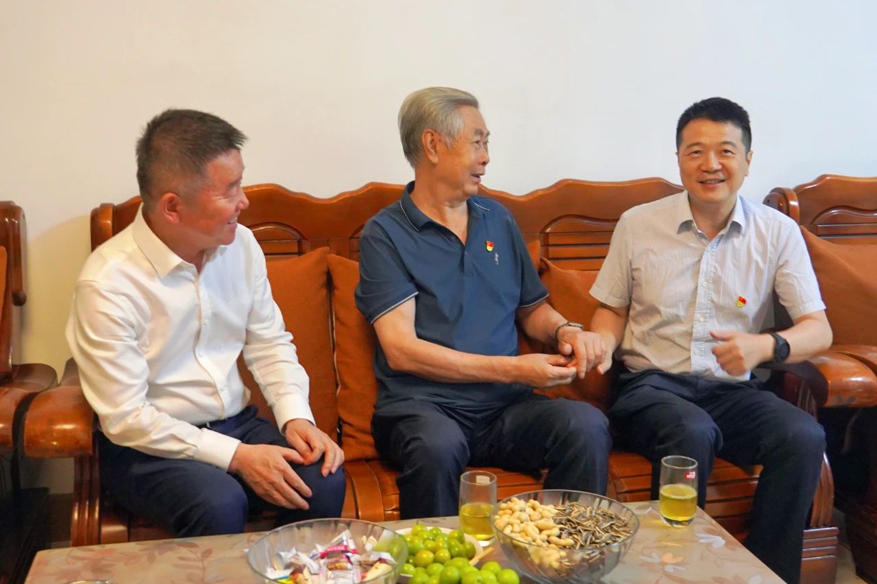 省云顶国际集团党委书记、董事长游勇发展“七一”走访