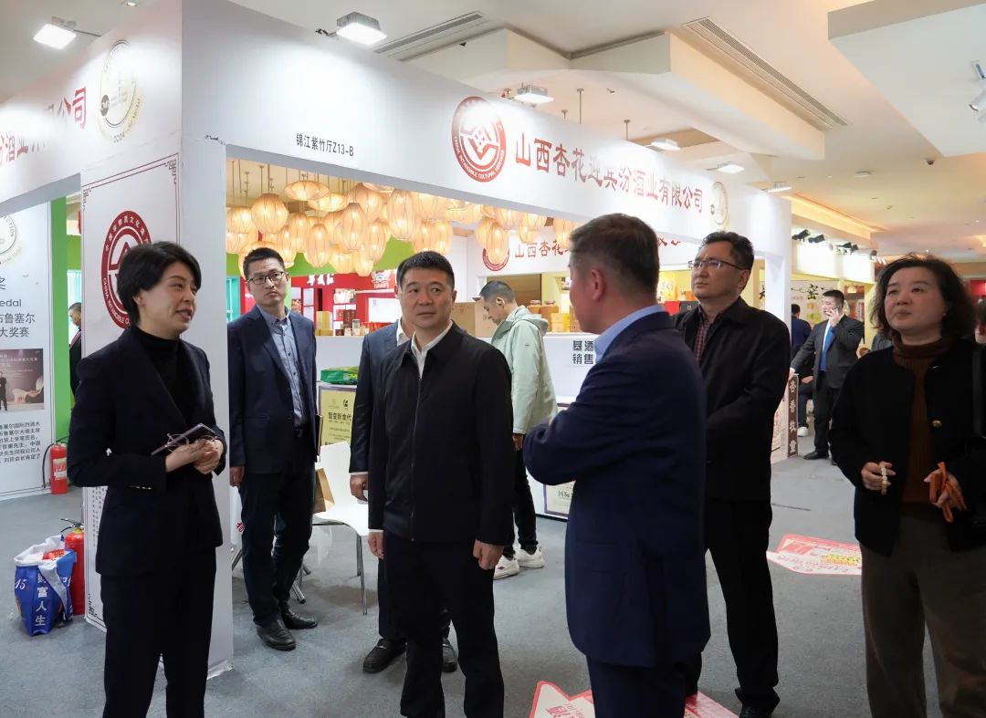 省云顶国际集团党委书记、董事长游勇率队到2025锦江宾馆春季酒类商务洽谈会现场查抄领导沉点工作