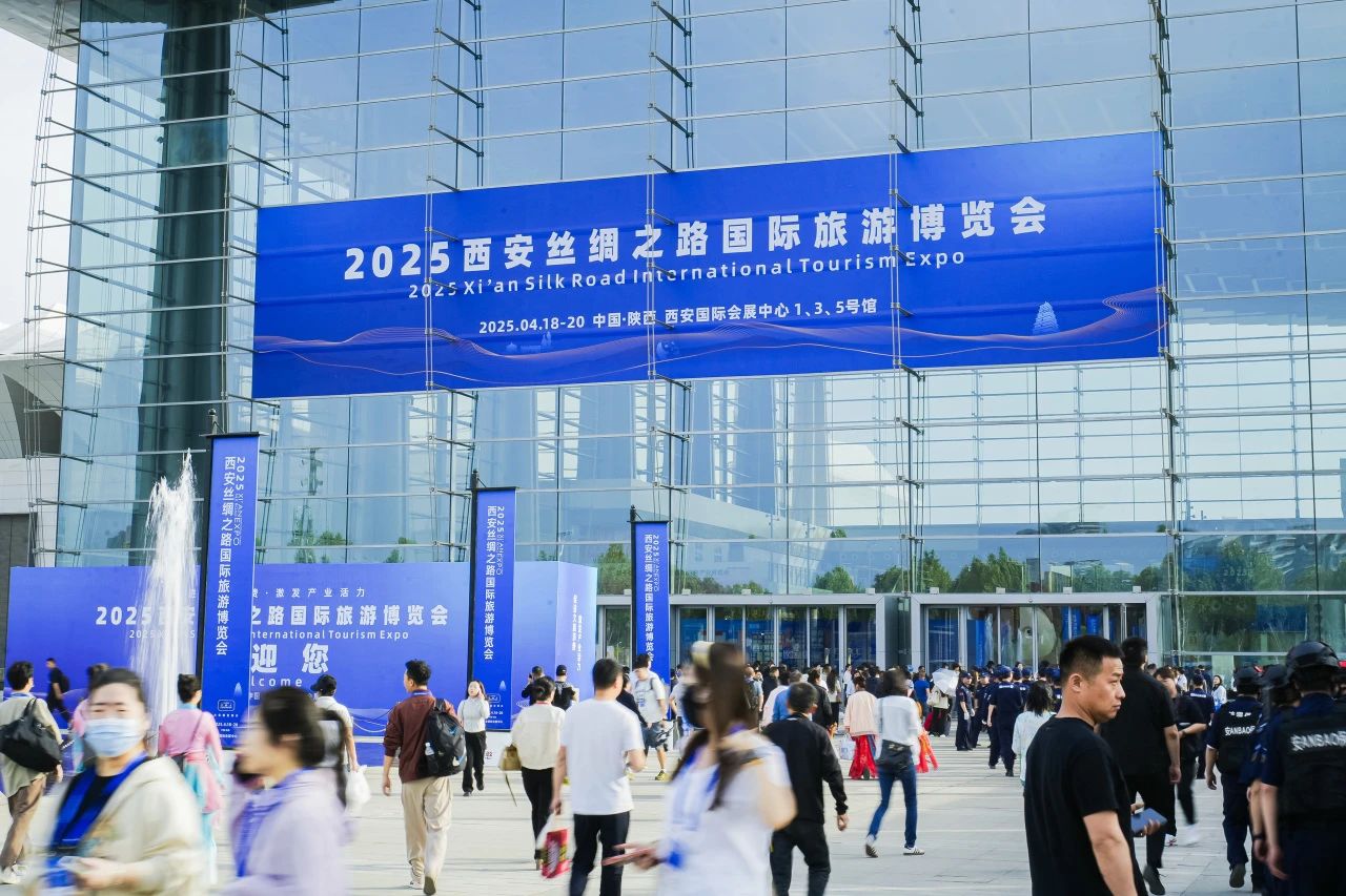 安逸号·熊猫专劣装开进”2025西安丝路旅博会！四川云顶国际打造“移动的天府会客厅”